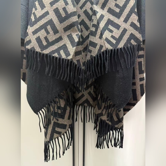 Fendi Reversible Poncho Cape - Picture 10 of 12